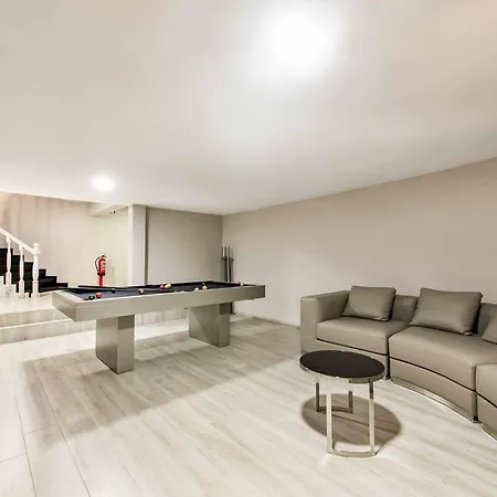 Melvin Villa Quarteira